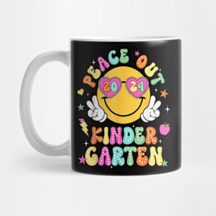 Peace Out Kindergarten Cute Groovy Last Day Of Kindergarten T-Shirt Mug